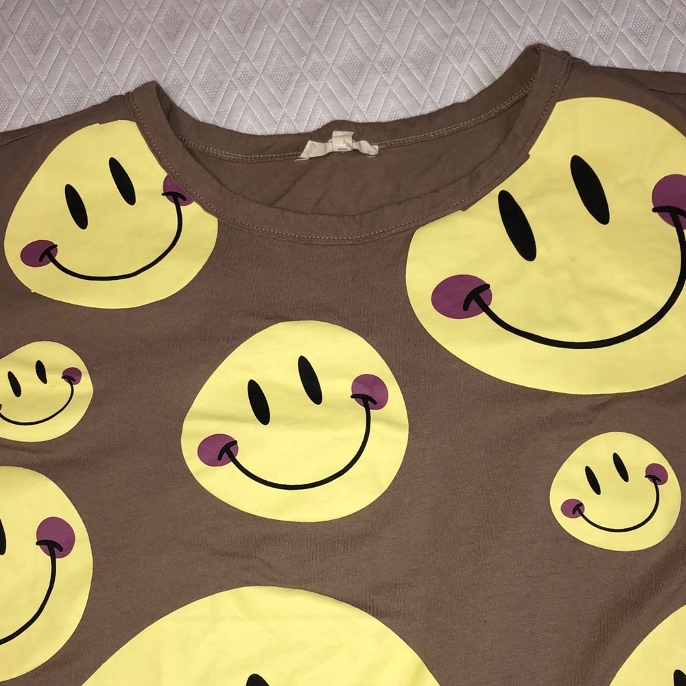 Easel Brown Short Sleeve Tee with Yellow Smiley Print - Picture 2 of 9